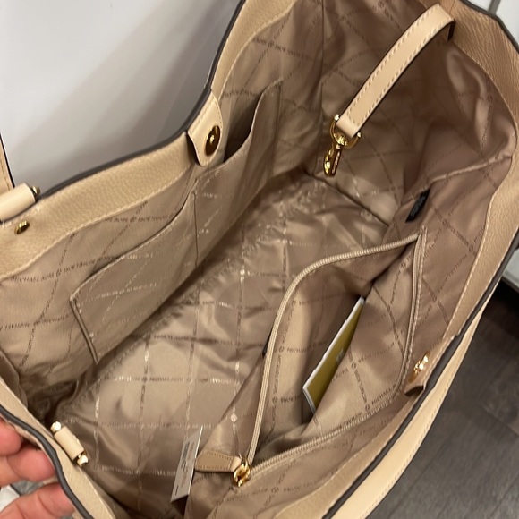 MICHAEL KORS ARLO LARGE GRAB BAG SHOULDER TOTE MK LEATHER GOLD~2 BAGS IN 1
Buff - Picture 15 of 16